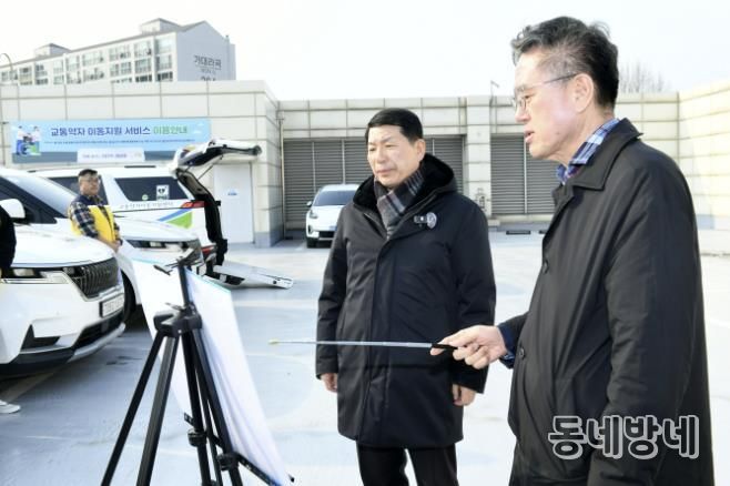 교통약자 이동지원센터에 대해 보고받는 백경현 구리시장