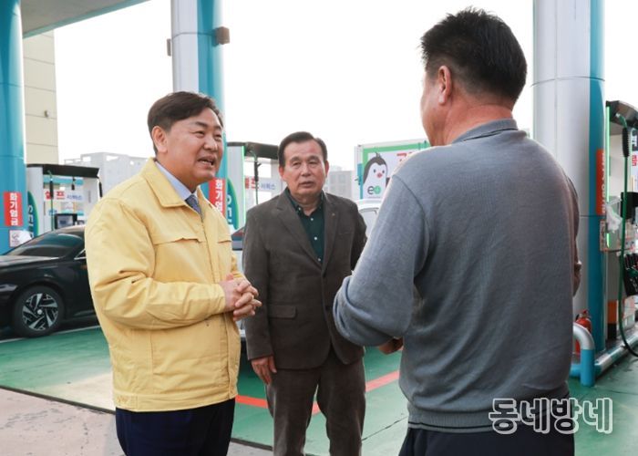 김관영 전북특별자치도지사는 유가 급등 사태에 선제적으로 대응하기 위해 12일 전북콘텐츠융합진흥원에서 석유업계 관계자들과 간담회를 갖고 전주 만성동 한 주유소를 찾아 주유를 하는 도민들과 이야기 나누고 있다