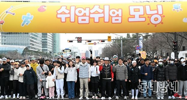오세훈 서울시장이 14일(토), ‘쉬엄쉬엄 모닝’ 출발 전 시민들과 기념 촬영하고 있다.
