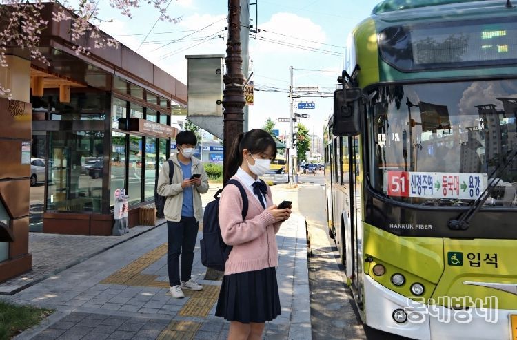 경주 황성공원·시립도서관 버스정류장에서 청소년들이 시내버스에 탑승하고 있다. <AI 생성 이미지>