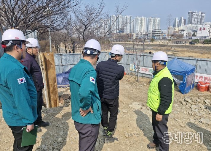 3월 17일 남구 안전보건지킴이가 봉덕2동 신천둔치 지하통로 연결 건설공사 현장을 방문하여 안전점검을 실시하고 있다.