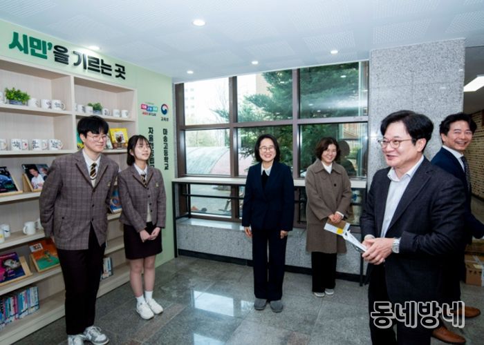 김병수 시장이 지난 18일 마송고등학교를 찾아 현장을 살피고 있다.