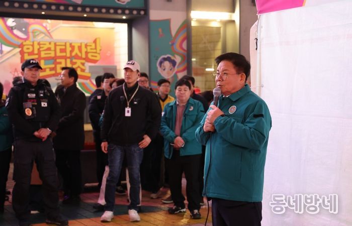 ‘BTS 공연 대비 현장상황실’ 앞에서 안전관리 강화를 강조하는 박강수 마포구청장