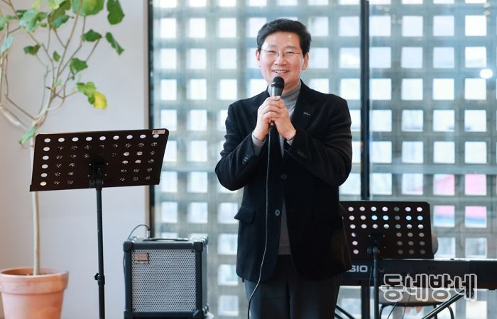 이상일 용인특례시장이 21일 민주평화통일자문회의 용인시협의회 자문위원과 함께하는 봄맞이 음악회에 참석해 인사말 하고 있다