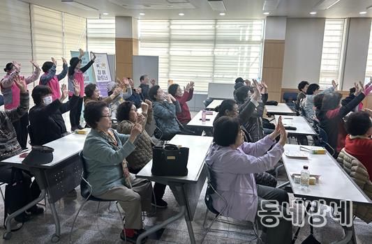 2026년 3월 17일 성서보건지소 교육장에서‘달서100세 건강학교’에 참여한 어르신들께서 우리동네 건강동행단과 함께 치매 예방과 건강한 노년 생활 유지를 위한 치매예방 체조를 하고 있다.