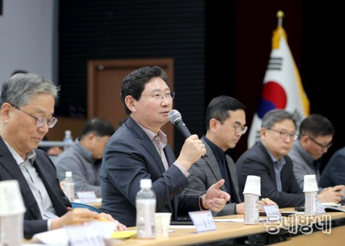 24일 원삼면 행정복지센터에서 간담회에 참석한 이상일 시장이 인사말을 하고 있다