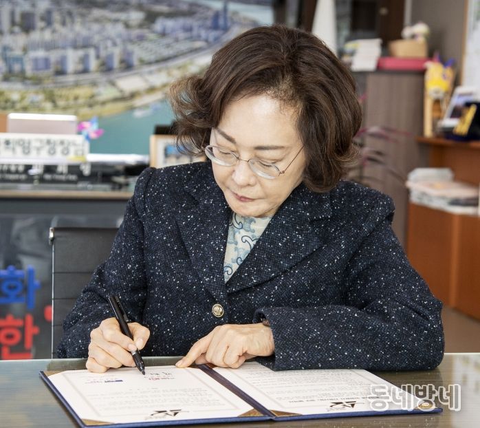 3월 24일 박희영 용산구청장이 구청장실에서 퇴원환자의 지역사회 연계 지원을 위한 업무협약서에 서명하고 있다