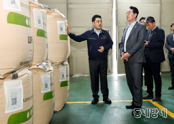 정명근 화성특례시장이 25일 관내 보온재 제조업체를 방문해 원재료 수급상황을 점검하고 있다.