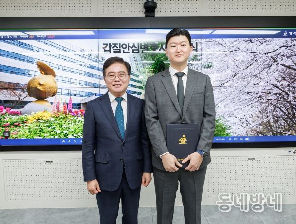 진교훈 서울 강서구청장(왼쪽)이 27일(금) 구청에서 열린 ‘갑질안심변호사 위촉식’에서 신준선 변호사를 위촉하고 기념촬영을 하고 있다.