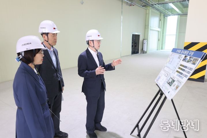 이명구 관세청장(오른쪽)이 27일 김포시 고촌읍에 위치한 서울세관 이사화물 지정장치장 증축공사 현장을 찾아 안전 최우선을 당부하고 있다.