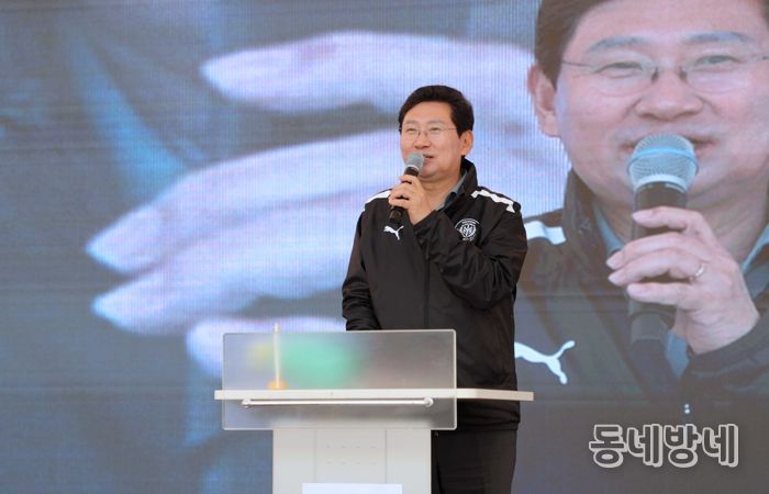 28일 동백호수공원에서 열린 동백2동 주민자치 작품발표회에 참석한 이상일 시장이 축사를 하고 있다