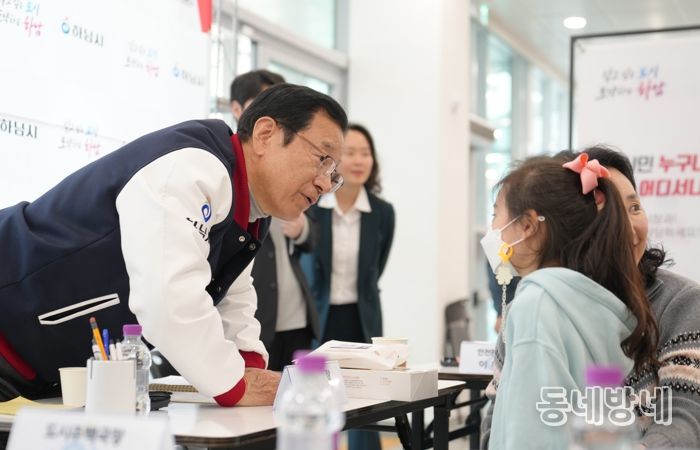 이현재 시장이 27일 감일복합커뮤니티센터에서 개최된 ‘제19회 이동시장실’을 찾은 시민들의 목소리에 귀를 기울이고 있다.