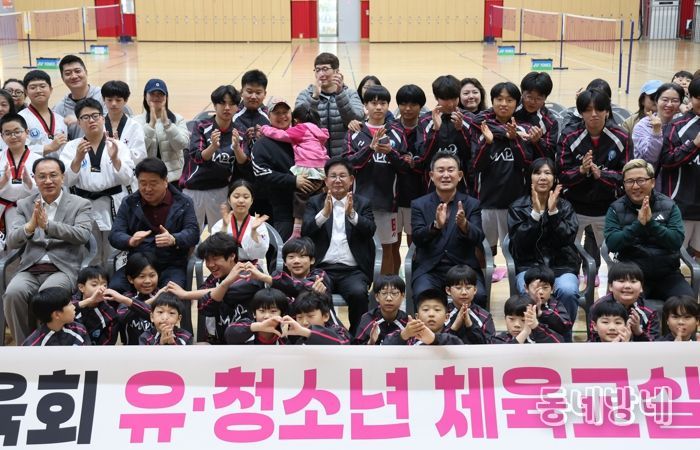 3월 28일 마포구민체육센터에서 열린 유·청소년 체육교실 통합 결단식에서 박강수 마포구청장이 참가 청소년 및 학부모들과 함께 기념촬영을 하고 있다.