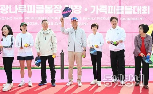 오세훈 서울시장이 29일(일) 광나루한강공원 피클볼장 개장식에서 시타 퍼포먼스에 참여하고 있다.