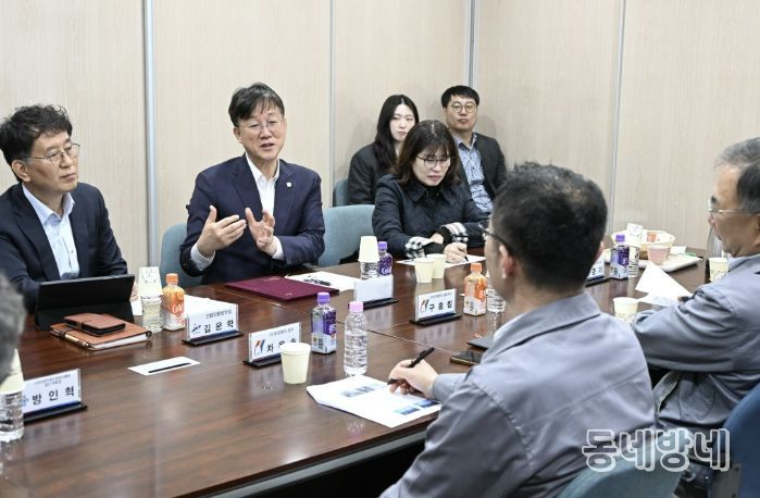 이민근 안산시장(사진 왼쪽 두번째)이 3월 31일 (주)우성염직 공장에서 애로사항을 듣고 대응방안을 논의하고 있다