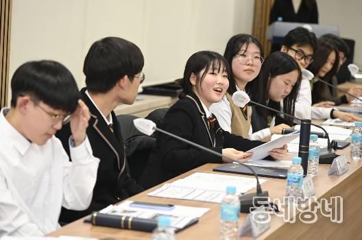 2026년 4월 1일_달성군 타 지역 학교 진학생 교복 구입비 지원 사진 1(자료사진. 2025년 2월 달성교육재단 겨울방학영어캠프 참여한 지역 고등학생 1학년생이 성과발표 중인 모습.)