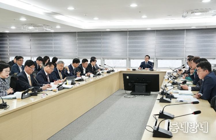 김석필 천안시장 권한대행 부시장이 1일 시청 중회의실에서 열린 확대간부회의에서 현장 중심의 능동적인 복지 행정 추진을 주문하고 있다.