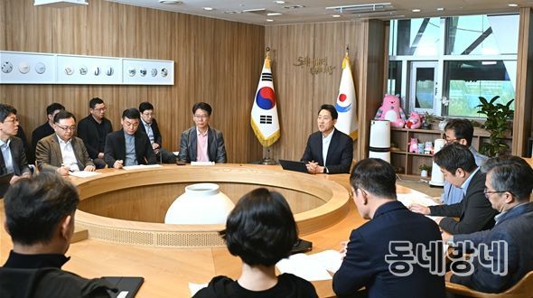 오세훈 서울시장이 5일(일) 오전 집무실에서 중동사태 장기화로 인한 서울시민 생활 불안 감소와 생계 안정화 대책 점검을 위한 「중동상황 관련 비상경제대책회의」를 주재하고 있다.