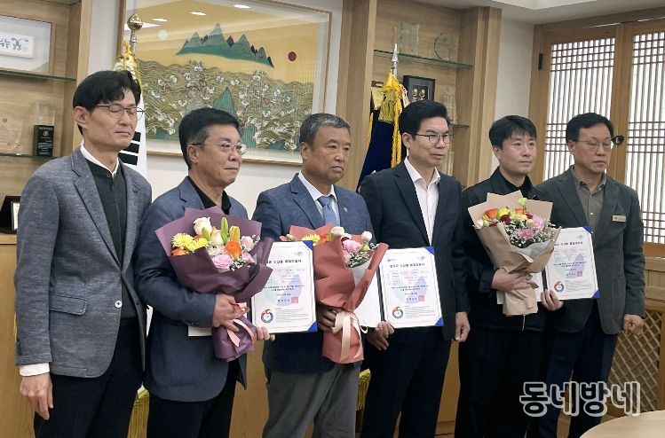 김광열 영덕군수(왼쪽 네 번째)가 수산물품질인증을 획득한 업체와 인증서 수여를 기념하고 있다.