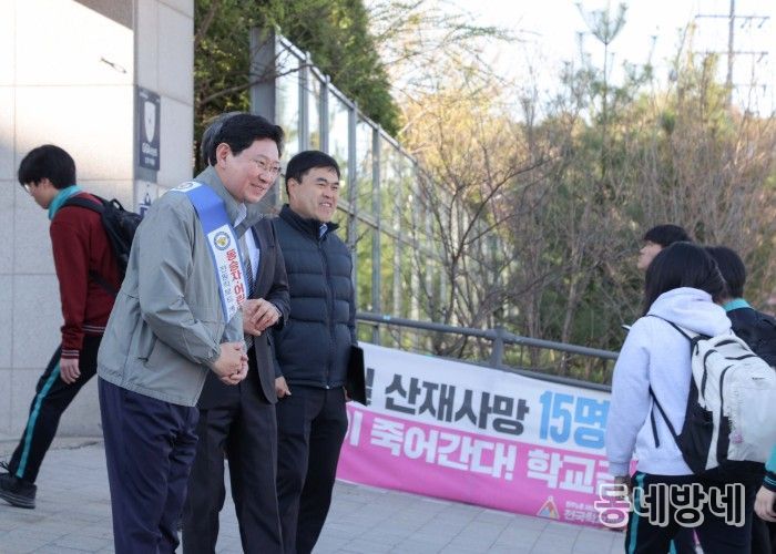 이상일 용인특례시장이 7일 아침 성복고등학교 정문 앞에서 개인형 이동장치 이용 안전캠페인에 참여했다.